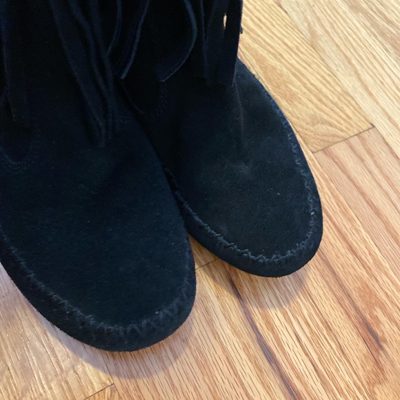 LC Lauren Conrad 3 layer fringe moccasin boots. Black size 7. Soft suede - Picture 6 of 6